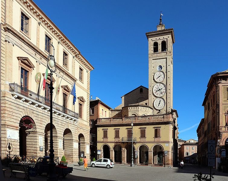 Tolentino,_piazza_della_libertà,_torre_dei_tre_orologi_01.jpg