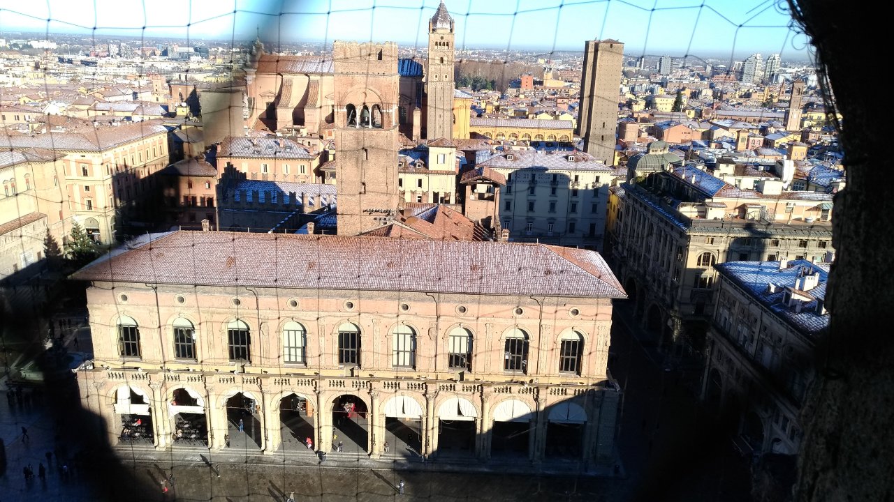 07_Panorama su Piazza Maggiore dall'oculo a sinistra sulla facciata di San Petronio.jpg
