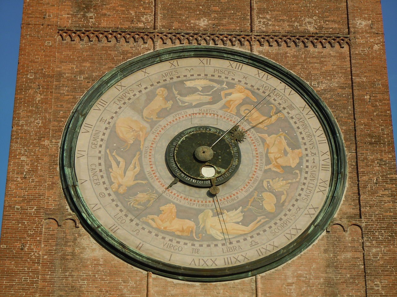 Cremona-Orologio_astronomico_sul_Torrazzo.jpg