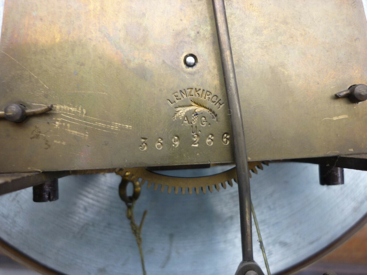 Orologio pendolo muro secondi meccanismo dietro.jpg