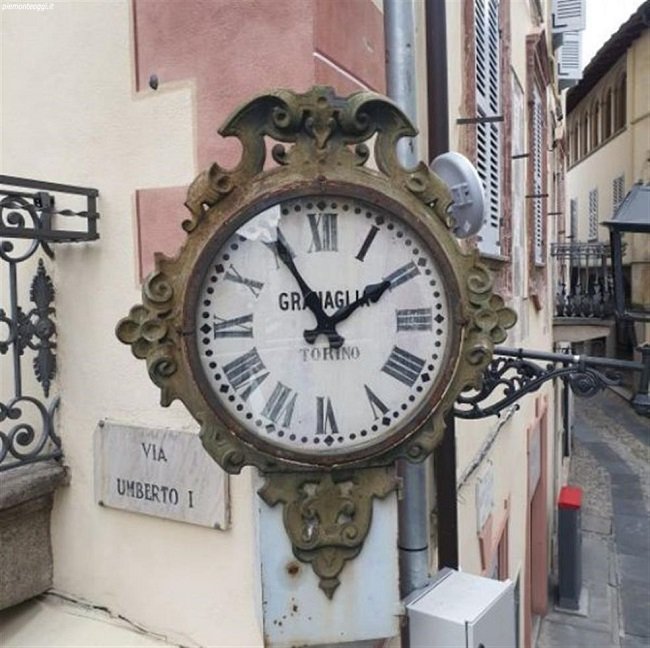 Orologio Varallo Via Umberto I.jpg