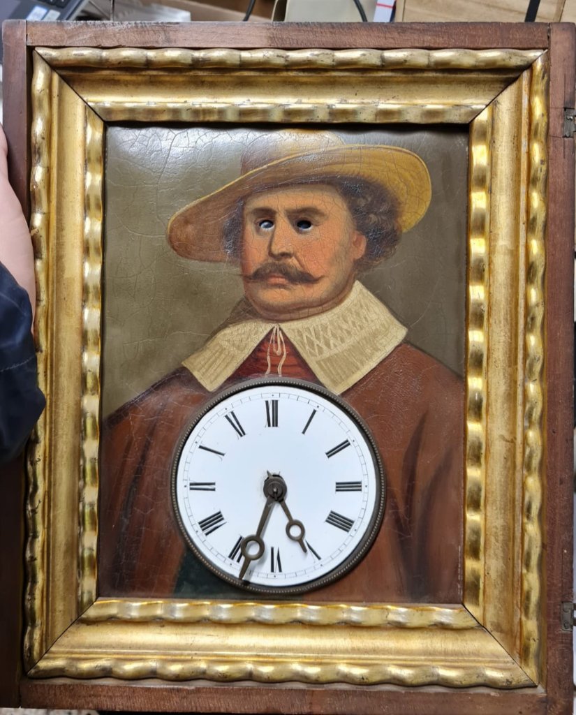 Orologio occhi mobili.jpg