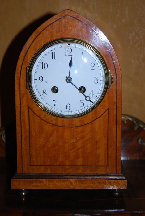 Borne Horloge en bois.jpg